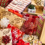 celebration-de-la-noel-des-cadeaux-attendent-toujours-des-acheteurs-dans-les-magasins