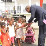 arbre-de-noel-a-koumassi-cisse-bacongo-et-le-conseil-municipal-offrent-10-000-cadeaux-aux-enfants-de-la-commune