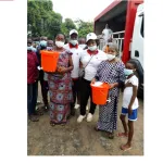 arbre-de-noel-une-ong-sensibilise-a-la-vaccination-contre-la-covid-19-avec-des-cadeaux