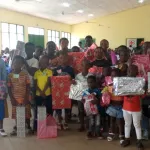 fete-de-noel-500-enfants-de-daloa-recoivent-des-cadeaux