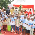 dimbokro-251-enfants-demunis-recoivent-des-cadeaux-de-noel