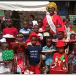 fete-de-fin-d-annee-une-ong-offre-des-cadeaux-aux-enfants-et-apporte-son-soutien-a-des-familles-deguerpies