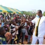 oume-3-100-enfants-recoivent-des-cadeaux-du-pere-noel-allah-saint-clair