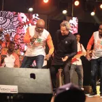 reveillon-de-la-saint-sylvestre-l-ambassadeur-de-l-union-europeenne-donne-des-cours-de-zouglou-au-concert-de-magic-system