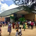 reveillon-de-la-saint-sylvestre-l-ambiance-a-l-eglise-saint-bernard-d-adiopodoume-apres-la-messe-place-a-la-fete