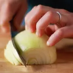 astuce-cuisine-voici-comment-decouper-les-oignons-sans-pleurer