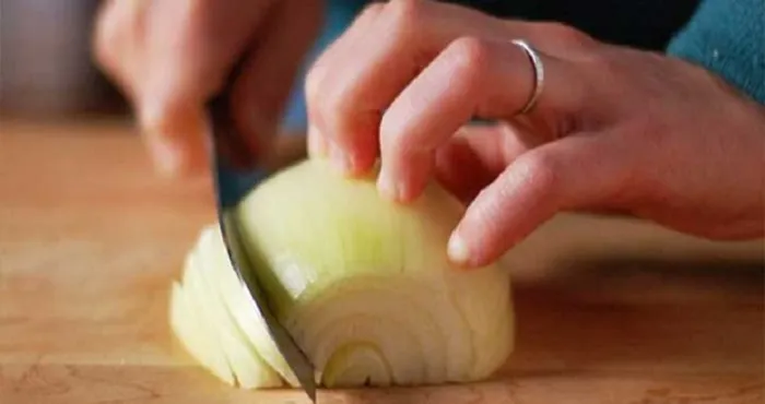 astuce-cuisine-voici-comment-decouper-les-oignons-sans-pleurer