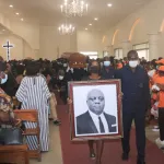obseques-de-benson-pierre-aka-meiwey-en-larmes-son-epouse-inconsolable-ce-qui-s-est-passee-a-la-levee-de-corps
