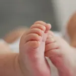 ignoble-un-bebe-jete-dans-la-poubelle-de-l-avion