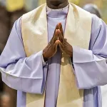 crise-malienne-un-pretre-catholique-s-insurge-contre-les-sanctions-contre-le-mali-et-deplore-pourquoi-il-faut-en-pleurer