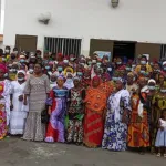 salubrite-plus-de-2000-balayeuses-de-yopougon-soulagee-par-un-geste-pose-par-alassane-ouattara-en-leur-faveur