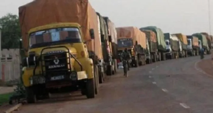 sanctions-de-la-cedeao-contre-le-mali-entre-500-et-600-camions-bloques-aux-frontieres-une-sous-prefecture-et-une-gendarmerie-attaquees