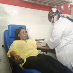 cnts-treichville-mme-sylvie-yao-dircab-de-mme-dominique-ouattara-et-la-jeunesse-donnent-leur-sang-pour-sauver-des-vies