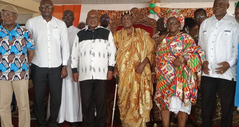 modeste-le-maire-jean-louis-moulot-grand-bassam-presente-ses-voeux-au-chef-du-village-nanan-konney-ahoua-simon