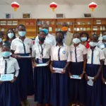 covid-19-le-reiac-remet-des-cache-nez-aux-eleves-du-lycee-municipal-d-attecoube-et-des-lycees-modernes-de-jeunes-filles-de-yopougon