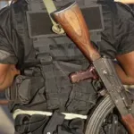 yopougon-yao-sehi-un-sergent-de-police-ouvre-le-feu-sur-un-eleve-de-3eme-la-foule-se-dechaine-contre-lui