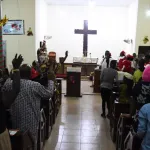 un-jeune-homme-pris-en-flagrant-delit-de-vol-dans-une-eglise