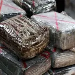 trafique-de-drogue-une-jeune-dame-de-32-ans-interpellee-le-film-de-son-arrestation