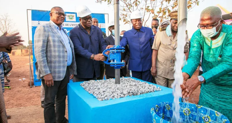 les-ministres-bouake-fofana-et-laurent-tchagba-inaugurent-un-chateau-d-eau-a-kokaha-korhogo