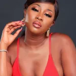 saint-valentin-carmen-sama-recoit-des-roses-les-internautes-s-empressent-de-decouvrir-celui-qui-partage-sa-vie