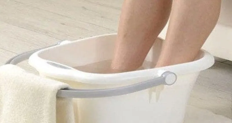 astuces-bien-etre-voici-pourquoi-il-est-important-de-faire-tremper-vos-pieds-dans-de-l-eau-froide-tous-les-soirs