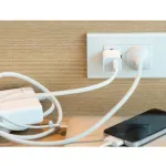 astuce-maison-voici-pourquoi-laisser-son-chargeur-branche-en-permanence-peut-etre-dangereux