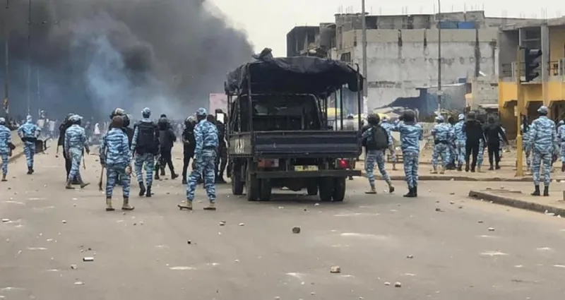 abobo-des-eleves-pris-au-piege-dans-les-affrontements-entre-policiers-et-ferrailleurs