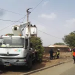 bouake-un-fou-au-sommet-d-un-poteau-electrique-maitrise-et-evacue
