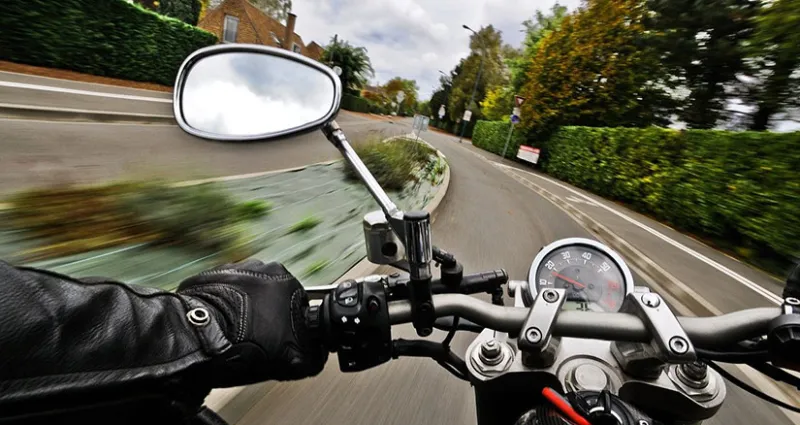 quelques-conseils-pour-conduire-sa-moto-en-toute-securite