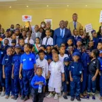 mardi-gras-a-koumassi-des-eleves-du-groupe-scolaire-milan-font-une-surprise-a-cisse-bacongo