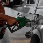 hydrocarbures-le-prix-du-baril-de-petrole-frole-les-140-dollars-70-000-fcfa-l-impact-sur-le-plein-d-essence