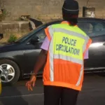 cote-d-ivoire-un-automobiliste-et-son-frere-tentent-de-frapper-une-femme-policiere-qui-regulait-la-circulation