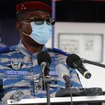 bonon-quelques-jours-apres-le-conflit-ayant-oppose-deux-villages-le-general-toure-apalo-en-pompier