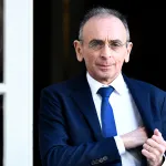 presidentielle-2023-en-france-eric-zemmour-se-prend-un-oeuf-sur-la-tete-en-pleine-campagne