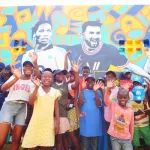 orphelinat-la-maison-du-potier-de-yopougon-des-artistes-realisent-une-fresque-representant-des-gloires-de-la-ligue-1