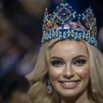 miss-monde-2021-karolina-biewleska-la-belle-blonde-aux-yeux-bleus-est-passionnee-d-action-caritative