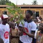 wara-tour-2022-planting-d-arbres-avec-les-eleves-de-daloa