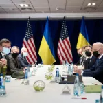 face-a-l-offensive-russe-joe-biden-a-echange-avec-des-ministres-ukrainiens-en-pologne