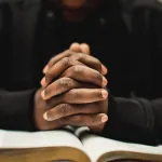 braquage-d-une-banque-a-grand-bassam-un-pasteur-interpelle-dans-un-hotel-a-soubre-avec-deux-presumes-auteurs