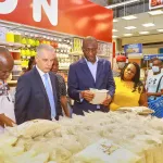 cherte-de-la-vie-le-ministre-du-commerce-et-de-l-industrie-souleymane-diarrassouba-en-inspection