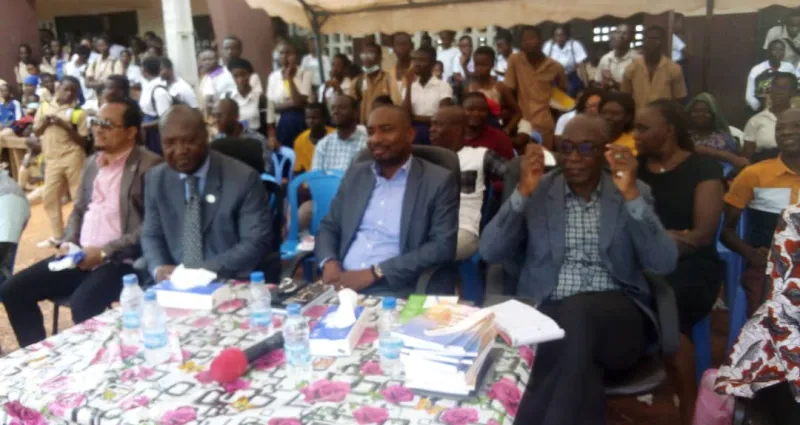 education-le-club-apd-du-lycee-municipal-sikensi-prone-la-non-violence-a-l-ecole