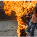 cote-d-ivoire-un-jeune-homme-presume-voleur-d-un-telephone-portable-ligote-et-brule-vif-par-ses-amis