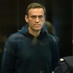 depuis-sa-prison-le-celebre-opposant-russe-appelle-a-voter-emmanuel-macron-les-raisons