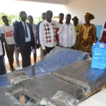 anoumaba-niamian-n-guessan-raoul-offre-du-materiel-biomedical-au-dispensaire-d-allongo