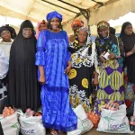 action-sociale-l-actrice-kadhy-toure-fait-don-a-plusieurs-femmes-veuves-d-abobo