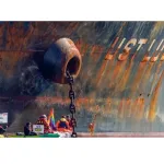 norvege-des-militants-de-greenpeace-bloquent-un-petrolier-russe