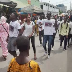 2e-one-women-show-comme-les-vendeurs-ambulants-eunice-zunon-commercialise-elle-meme-ses-tickets-dans-les-marches