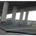 echangeur-hkb-un-couple-voulant-traverser-au-feu-rouge-est-renverse-par-un-taxi-la-femme-se-releve-et-s-enfuit