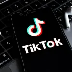 une-fille-de-10-ans-recoit-un-iphone-ce-qu-elle-fait-sur-tik-tok-est-surprenant