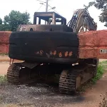 diabo-des-individus-incendient-une-machine-de-bitumage-de-l-avenue-yebouet-lazare